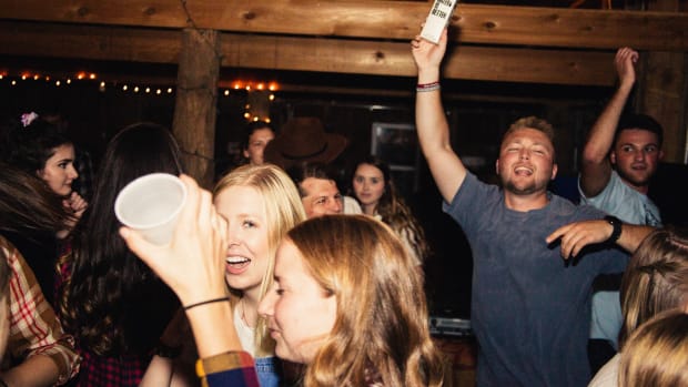 ‘Rondgaan coronavirus onder studenten kan ook voordelen hebben’