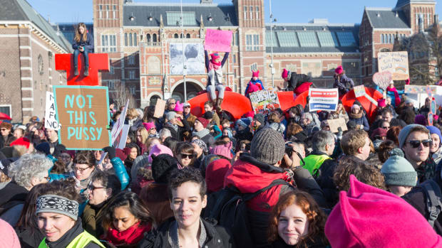 Tijdens de Women&rsquo;s March klinkt het Chileense strijdlied van deze UvA&rsquo;ers