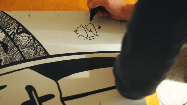Gevonden: de geheimzinnige street artist JW (en hij schildert en plakt gewoon door)