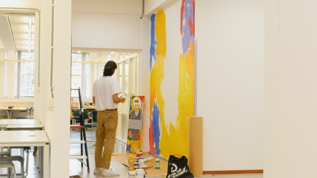 Video | UvA'er Pruthvi mag de muren van de J/K-bibliotheek schilderen