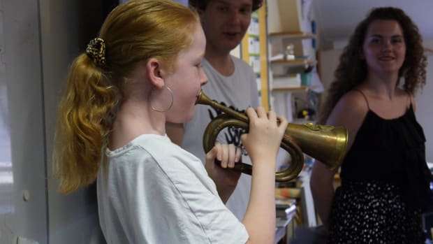 Video | UvA-student Rob geeft kinderen les over de Eerste Wereldoorlog