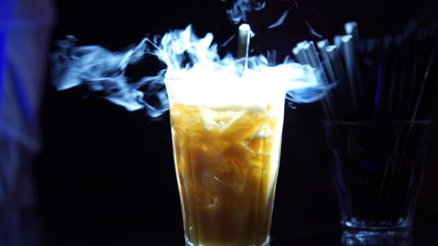 Snaartheoreticus probeert met wetenschappers en cocktails complottheorie&euml;n tegen te gaan