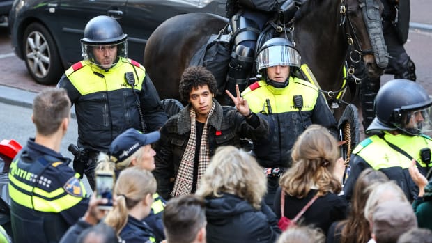 Bezetters P.C. Hoofthuis veroordeeld tot boetes
