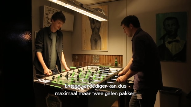 Video | UvA'er Thijs is wereldkampioen tafelvoetbal (en deelt zijn signature move)