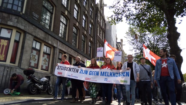 Zo'n tweehonderd studenten de straat op tegen renteverhoging