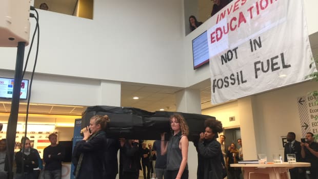 Studenten grijpen interview Shell-ceo Marjan van Loon aan voor actie