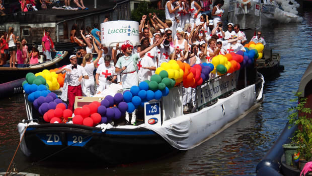 Amsterdam UMC vaart voor het eerst mee in botenparade Pride