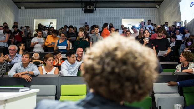 CvB-voorzitter Ten Dam 'baalt' van ontruiming &ndash; protest gaat door