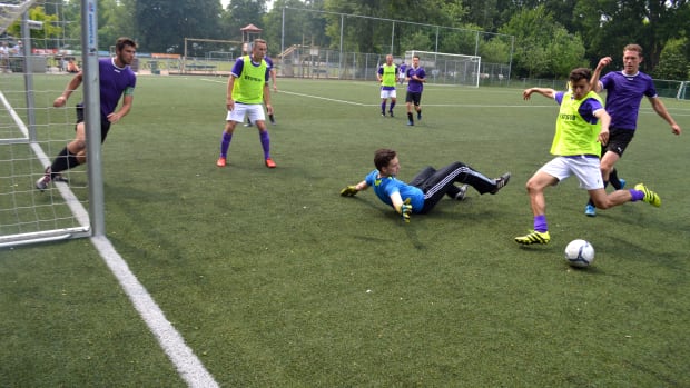 Natuurkundigen zijn beste voetballers van de UvA op Roeterseilandtoernooi