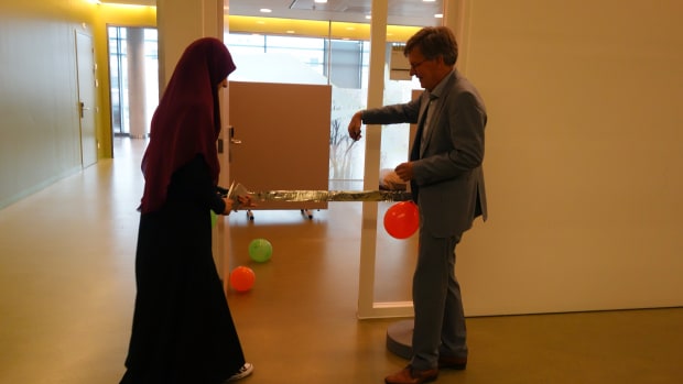 Student en HvA-voorzitter openen rustruimte