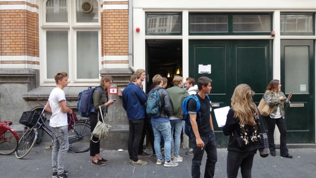 Studenten wachten uren voor aanmelding ontgroening