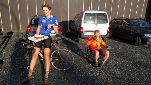 Studenten fietsen in &eacute;&eacute;n keer 496 kilometer naar Parijs