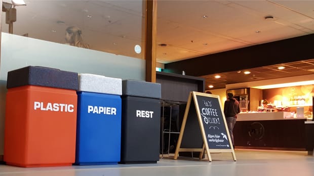 HvA'ers presenteren pratende prullenbakken en afhaalhappies