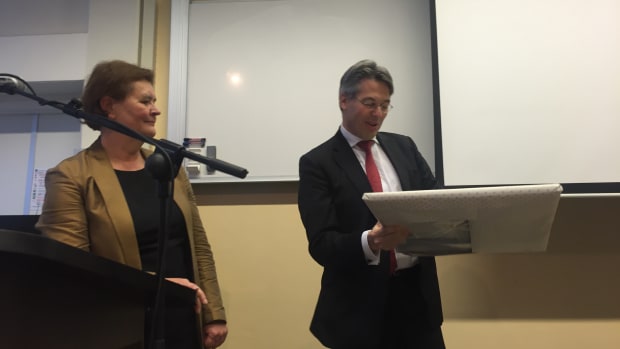 Louter positieve woorden bij feestelijk afscheid decaan Du Perron  