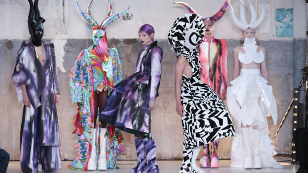 Psychedelische trance, speelgoed voor volwassenen en hoofddoekjes bij AMFI Transit