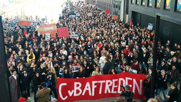 Kritiek op CvB groeit; weer honderden demonstranten