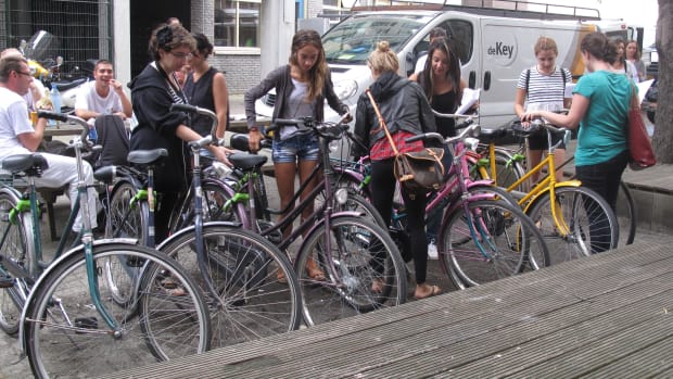 Buitenlandse studenten krijgen fiets uitgereikt