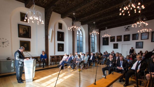 De gehoorzaal in de Agnietenkapel met de 38 schilderijen uit de Van Papenbroeck-collectie.