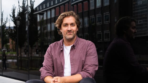 Cabaretier Alex Ploeg was jarenlang pretend student: ‘Ik durfde niemand meer onder ogen te komen’