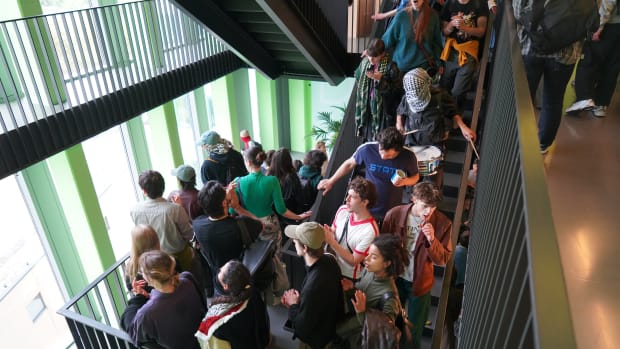 Teruglezen | Demonstratie voorbij: deelnemers weer uit ABC-gebouw 