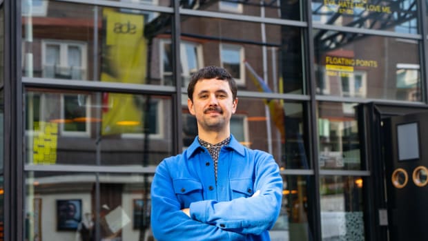 Voor zijn proefschrift bezoekt UvA-docent Sydney Schelvis zoveel mogelijk clubs tijdens ADE 