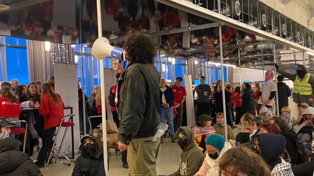 Pro-Palestina demonstranten houden een sit-in op De Brug van de REC.