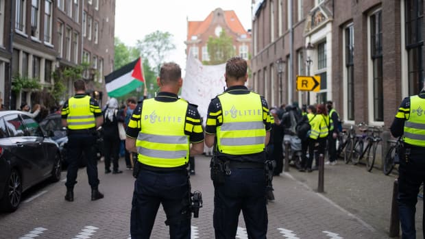Politie bij pro-Palestina demonstratie op Binnengastterrein UvA in mei.