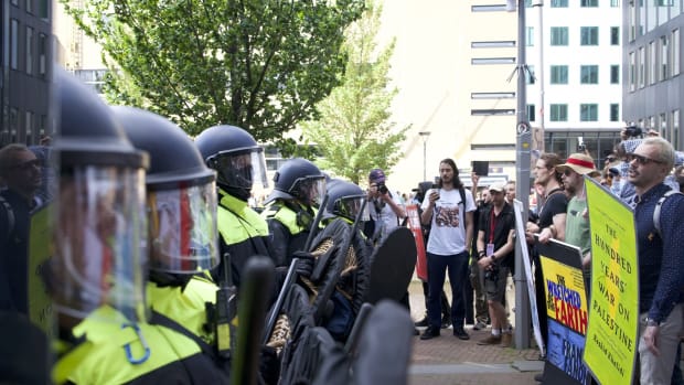 Politie tegenover demonstranten op de REC in mei 2024.