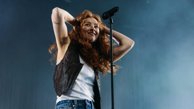 Nederlandse zangers Froukje Veenstra tijdens Hello Festival in Emmen in 2024.