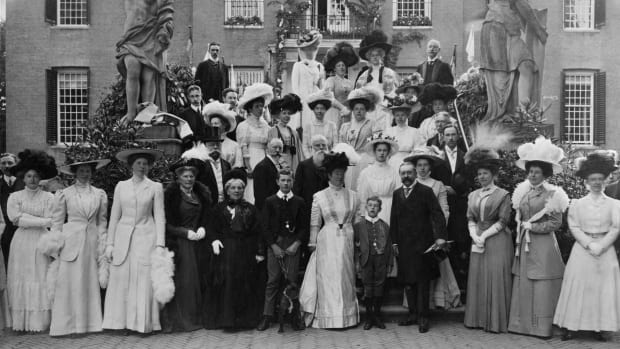 Van Aldenburg Bentinck family around the steps of Amerongen Castle on the occasion of the 25th wedding anniversary of Godard van Aldenburg Bentinck (front row, fourth from right) and Louise van Bylandt, 1909.