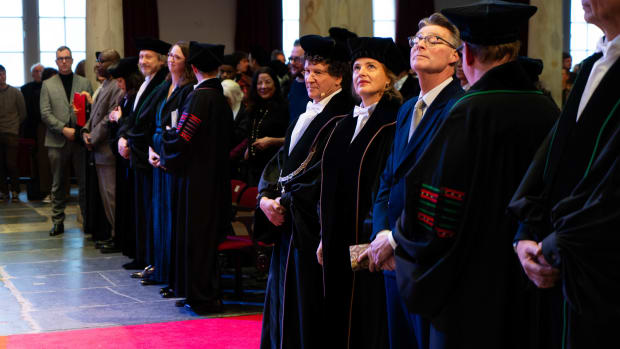 Rector Verbeek pleit voor verbinding op dies natalis, die eindigt met Palestinaprotest