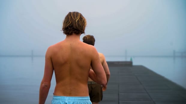 Video | Studenten Toine en Zee doen vier keer per week aan koudwaterzwemmen. &lsquo;Het is best gevaarlijk&rsquo;