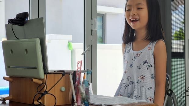 Meisje voor computer