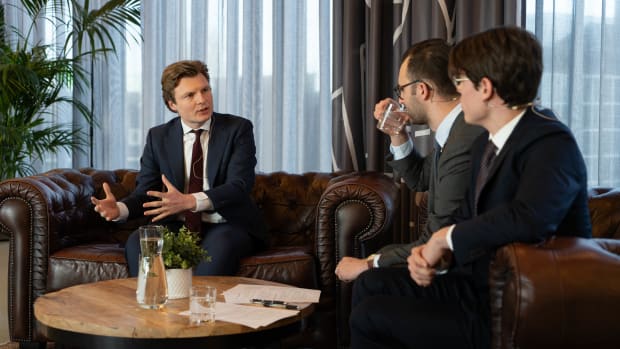 Defensieminister Brekelmans in de vijftien minuten dat het gesprek duurde bij Room for Discussion.