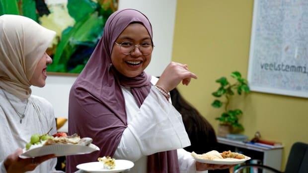 Video | &lsquo;Tijdens ramadan maak ik vaak nasi kuning, het doet me denken aan mijn moeder'
