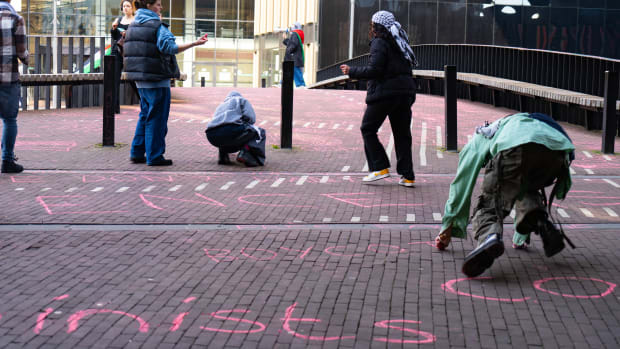 Pro-Palestina activisten krijten leuzen op stoep Roeterseiland