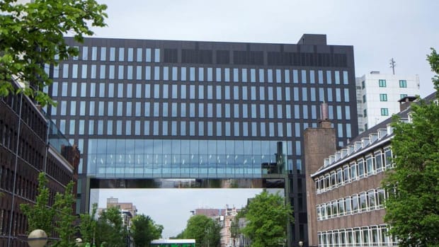 REC, met rechts het psychologiegebouw (gebouw-G).