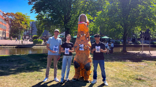 De partij SEFA met hun dinosaurus genereert aandacht voor de verkiezingen
