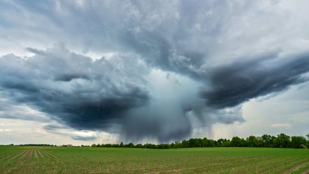 Wolkbreuk boven een akker.