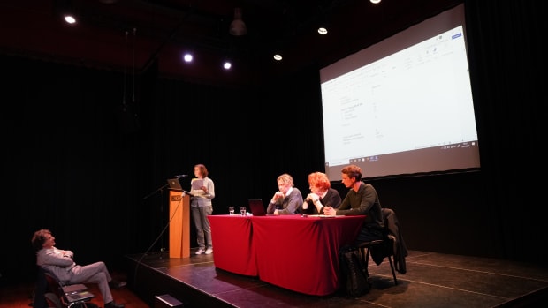 De bekendmaking van de uitslag in Crea met aan de tafel het Centraal Stembureau