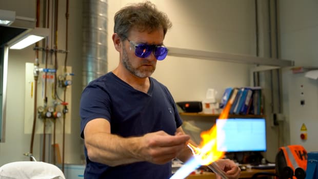  Video | Glassblower Gertjan has been crafting lab glassware for twenty years