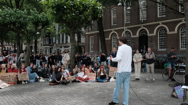 Cabareteske sit-in van theaterwetenschappers op het Spui