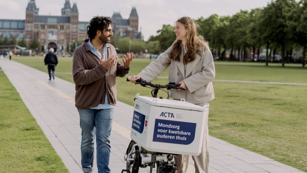 De Acta-bakfiets gaat langs bij ouderen.