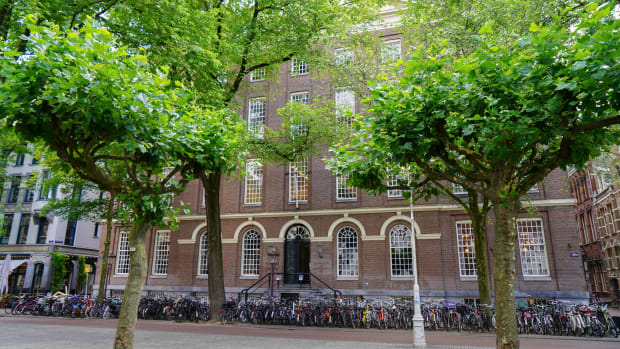 De gevel van het Maagdenhuis.