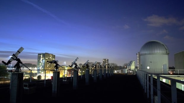 Telescopen op het dak van Science Park