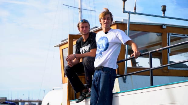 Video | UvA-studenten Mante en Piet omzeilen woningnood door oud schip te kopen