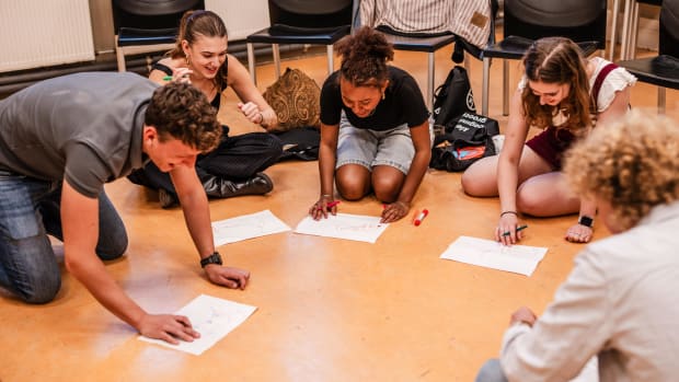 Deze UvA-student wil jongeren helpen met hun (politieke) zorgen