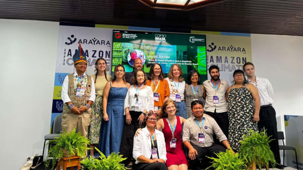 Nina Witteveen samen met het Science Panel for the Amazone op de 30ste klimaattop in Brazilië.