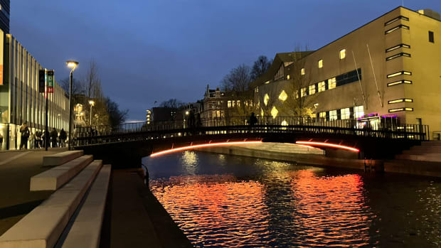 De oranje verlichte brug op Roeterseiland