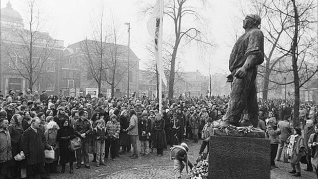 Het monument De Dokwerker herinnert aan de Februaristaking van 1941.